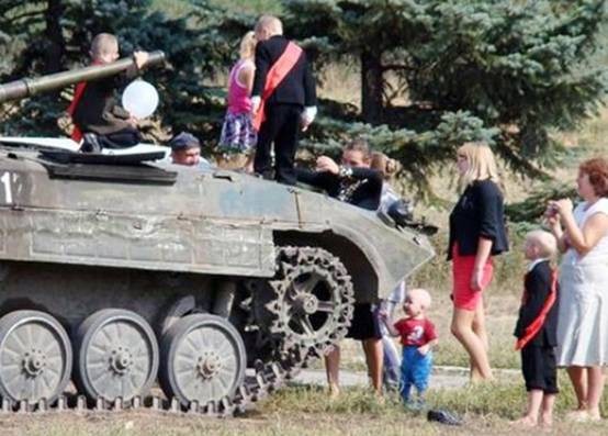 小学生乘坦克入学
